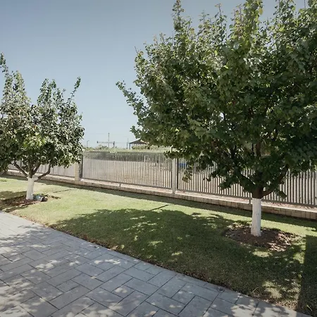 Ninemia Sea Side בית נופש איוס מאמס
